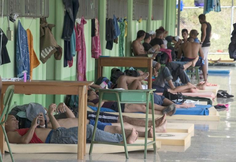 Parte de un grupo de 300 cubanos que permanecían en un refugio de descanso, en La Cruz, Guanacaste, Costa Rica, cerca de la frontera con Nicaragua, el 26 de noviembre de 2015. Foto archivo El Faro.