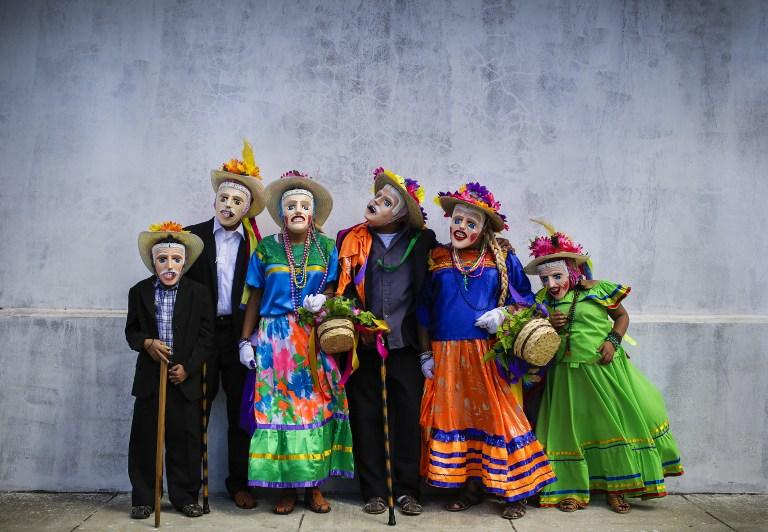 Jóvenes nicaragüenses disfrazados para El Macho Ratón, El Toro Huaco y El Güegüense, bailes tradicionales indígenas que tienen en la festividad de San Sebastián, en Diriamba (Carazo), una de sus citas anuales más concurridas. Foto Inti Ocón (AFP).