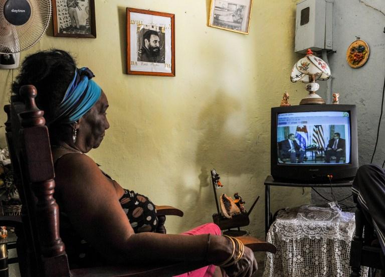 Una mujer cubana ve en televisión al presidente estadounidense, Barack Obama, hablar del reestablecimiento de relaciones diplomáticas entre Cuba y el gobierno de Estados Unidos. Ambos países abrirán sus respectivas embajadas el 20 de julio próximo. Foto AFP.