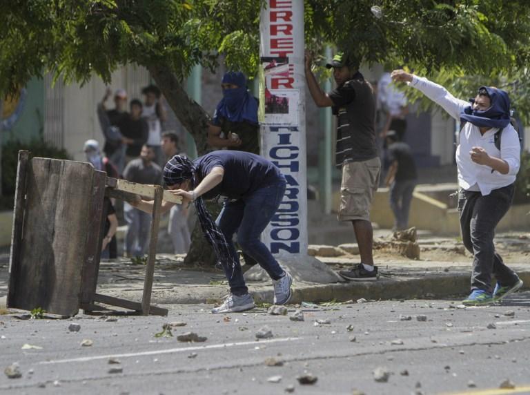 En la tarde del jueves 19, estudiantes se enfrentaron a policías antimotines en Managua.  AFP PHOTO / Inti Ocon