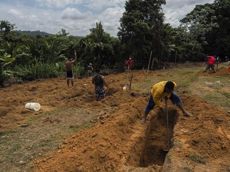 Sepultureros de un cementerio público de Manaus cavan los agujeros en los que enterrarán a los privados de libertad asesinados en un motín carcelario que las autoridades relacionan con la guerra entre grupos de narcotraficantes. Foto Raphael Alves (AFP).