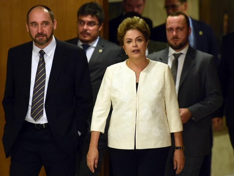 La presidenta de Brasil, Dilma Rousseff,a la salida de un discurso pronunciado desde el Palacio Planalto, Brasilia, este 2 de diciembre. La mandataria está a las puertas de un proceso por corrupción política. AFP PHOTO/EVARISTO SA