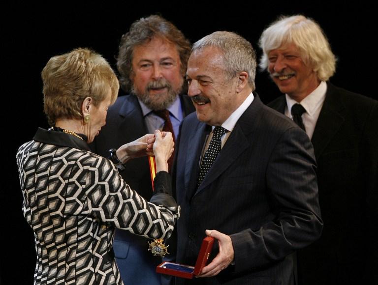 En 2007, Daniel Rabinovich fue condecorado en Buenos Aires por la vicepresidenta española María Teresa Fernández de la Vega junto a sus compañeros de Les Luthiers. AFP PHOTO/JUAN MABROMATA AFP PHOTO / JUAN MABROMATA