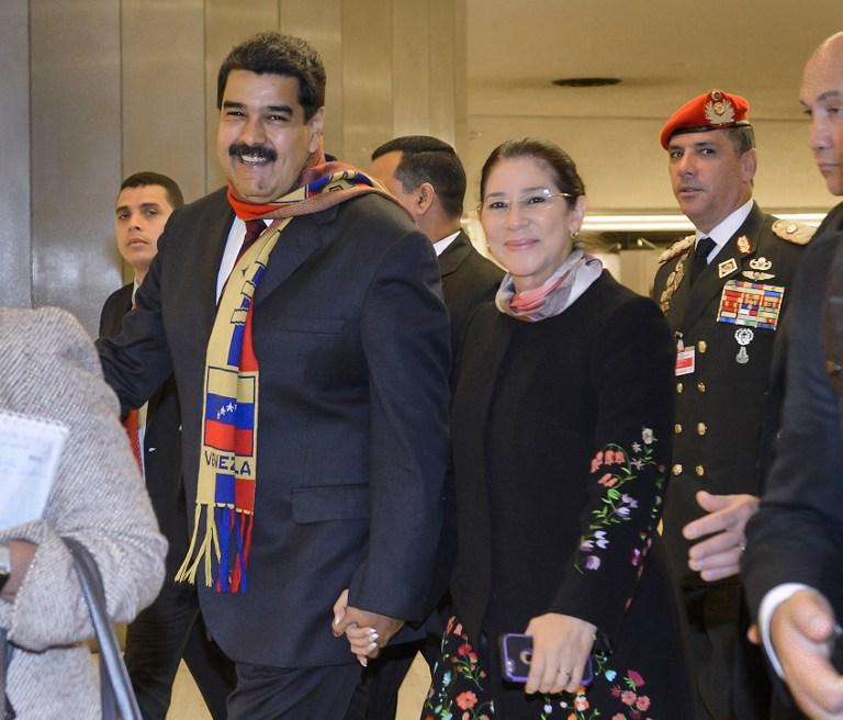 El presidente de Venezuela, Nicolás Maduro, y su esposa, Cilia Flores, abandonan las oficinas de las Naciones Unidas en Ginebra, tras una reunión del Consejo de Derechos Humanos celebrada este jueves 12 de noviembre. AFP PHOTO / FABRICE COFFRINI