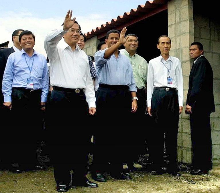 El expresidente de Taiwán Chen Shui-Bian acompaña al expresidente Francisco Flores a una visita de reconocimiento para las víctimas de los terremotos de 2001 en Sacacoyo, El Salvador. AFP PHOTO/Edgar ROMERO