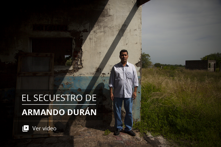 Armando Durán, secuestrado por un ejército del FMLN, el 7 de diciembre de 1986, en Salinas de Sisiguayo, Usulután. 