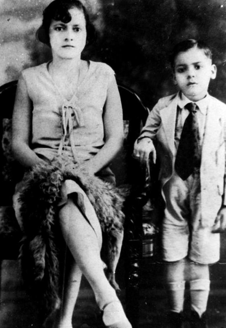 Teresa Villatoro, guerrillera sandinista nacida en El Salvador, fue compañera de batallas de Augusto C. Sandino y su amante por años. En la imagen, Villatoro con su hijo Santiago Raudales. 