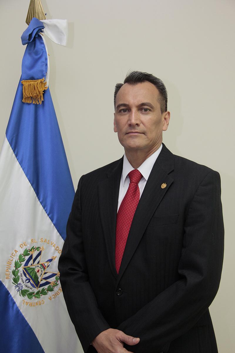 Atilio Benítez, embajador de El Salvador en Alemania. Según cancillería sigue con permiso sin goce de sueldo y no puede retornar al cargo sin autorización. 
