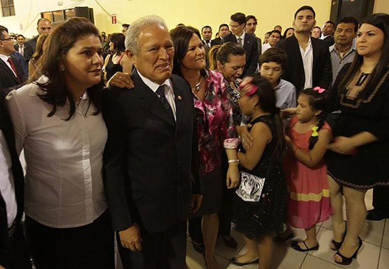 Sofía Sánchez (de vestido negro a la derecha) mientras el presidente Sánchez Cerén se toma una foto de familia después de la entrega de credenciales en marzo del 2014. Foto: Mauro Arias.