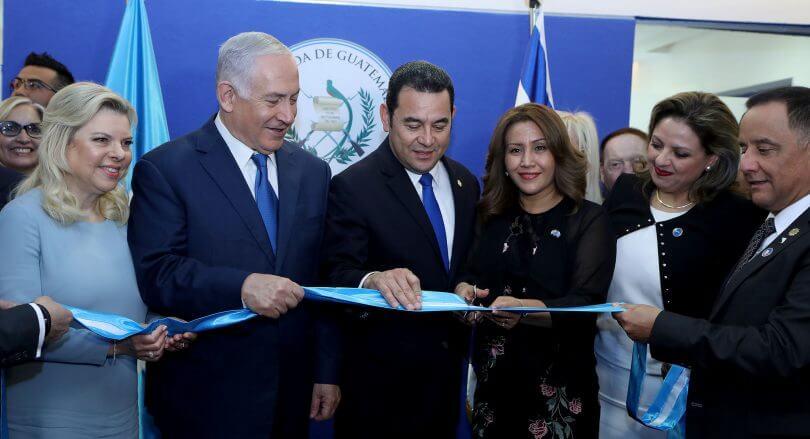 Jimmy Morales, al centro, corta la cinta en la inauguración de la embajada guatemalteca en Jerusalén. Está flanqueado por Netanyahu, las esposas de ambos, la canciller Jovel y el ministro de Defensa, Ralda. Foto de Gobierno de Guatemala