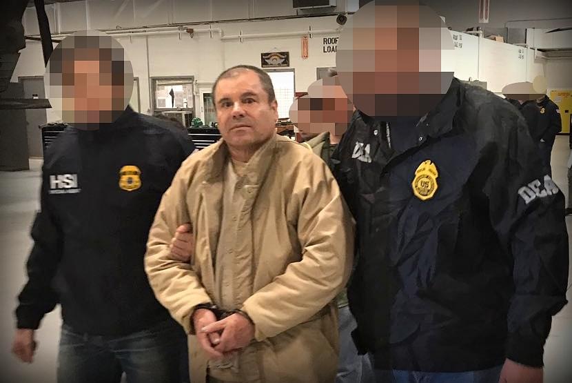 Momento en el que Joaquín Chapo Guzmán era llevado a un avión para ser extraditado a Estados Unidos el 20 de enero de 2017. Foto AFP.