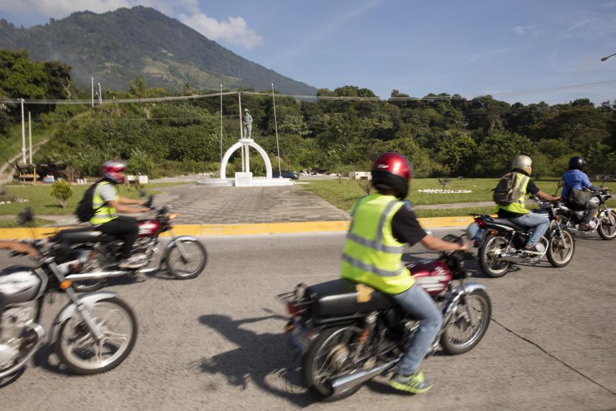 Jóvenes estudiantes del curso de motociclistas y mensajeros cruzan cerca de la plaza Nicaragua (mejor conocida como rotonda Schafik Hándal). Foto Kathrin Harms.