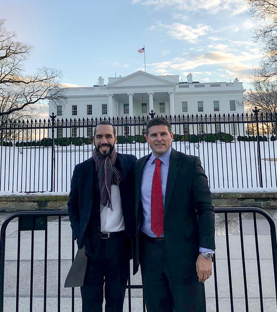Damián Merlo acompañó a Nayib Bukele a su primera gira en Washington D.C como presidente electo. El 14 de marzo de 2019 se tomaron una foto frente a la Casa Blanca. Foto, cuenta de Twitter de Damián Merlo.