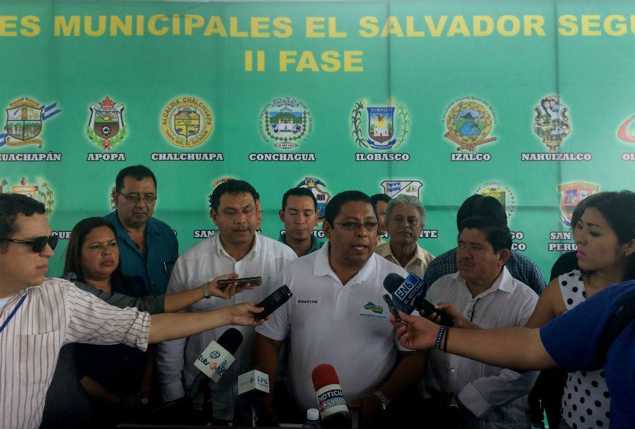 El viceministro Luis Flores Hidalgo, al centro, en una conferencia de prensa posterior al lanzamiento de la Fase II del plan El Salvador Seguro. 6 de diciembre de 2016. Foto de Daniel Valencia