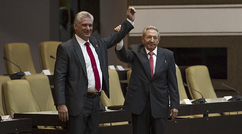 Raúl Castro celebra junto al recién juramentado presidente Miguel Diaz-Canel. AFP PHOTO / www.cubadebate.cu