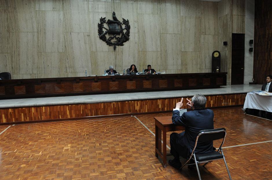 El dictador Efraín Ríos Montt declara durante el juicio en su contra celebrado en marzo de 2013, en el que fue condenado por genocidio, aunque una instancia superior ordenó después la repetición del juicio. Foto archivo El Faro