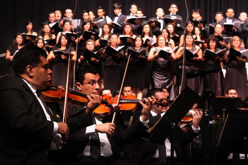 Imagen del decimocuarto concierto de la temporada 2012 de la Orquesta Sinfónica de El Salvador cuando conmemoró, el 31 de octubre y 3 de noviembre, los 90 años de trayectoria de la institución. / Foto: José Carlos Reyes.