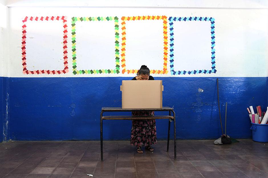 Una mujer llena su papeleta en un aula del Instituto Educativo República de Chile, en el centro histórico de San Salvador, durante las elecciones de febrero de 2014. / Foto de archivo.