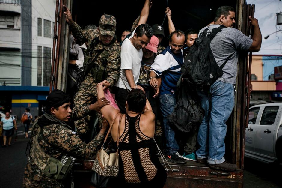 Soldiers transporting civilians in San Salvador in July 2015 after gangs ordered a bus strike. Fred Ramos/El Faro for The New York Times