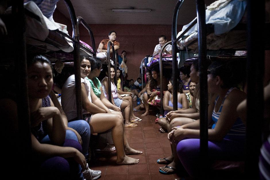 210 mujeres comparten una celda con 72 camas en Carcel de Mujeres de Ilopango. Las internas se reparten a dos por colchón y el resto tiene que acomodarse en el piso.﻿ Foto de reportaje 