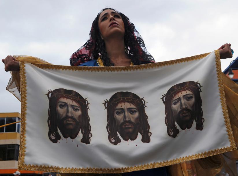 Una feligrés costarricense interpreta a María Magdalena en una procesión en San José durante las festividades de Semana Santa. AFP PHOTO/Yuri Cortez 