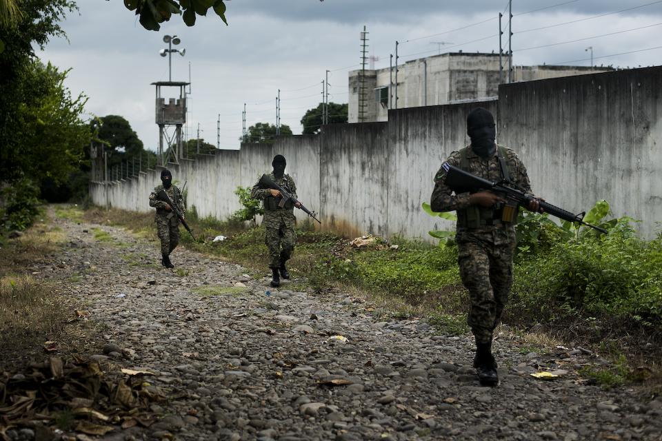 Militares patrullan, en un día de noviembre de 2014, alrededor del penal de máxima de seguridad de Zacatecoluca, destinado a los delincuentes más peligrosos del país. En ocasiones, los militares acompañan a la Policía durante los patrullajes, algo que es bien visto por la PNC debido a la escasez que tienen de armas largas.