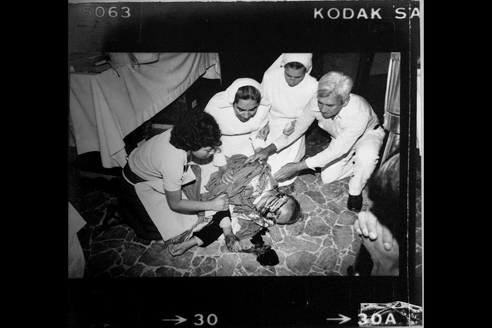 Monsignor Romero lies dead after being shot in the heart. The first crime scene investigations determined that the bullet that killed Monsignor Romero was shot from a distance of approximately 35 meters. Photo taken by Eulalio Pérez García, photojournalist of El Diario de Hoy and the United Press International agency (UPI) in those years.
