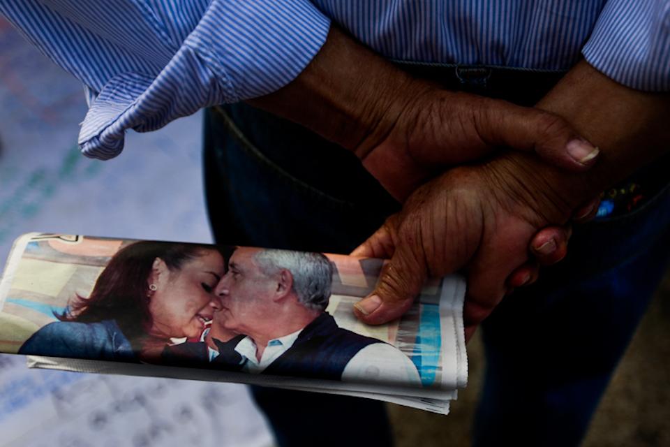 Un hombre sostiene un ejemplar de la edición del sábado 22 de agosto del matutino El Periódico de Guatemala. El titular fue: Pérez y Baldetti, los cabecillas de La Línea. 