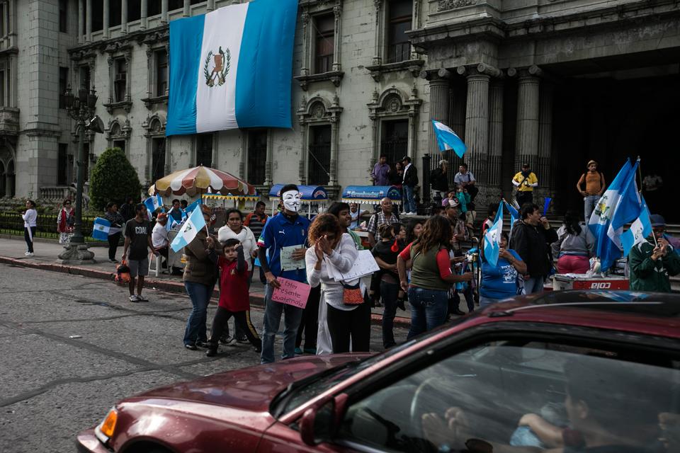 El jueves 3 de septiembre, por la madrugada, se conoció sobre la renuncia de Otto Pérez Molina como presidente de Guatemala. Aun al mediodía la Plaza de la Constitución congregaba a decenas de guatemaltecos que celebraran la dimisión del Pérez Molina, un militar retirado