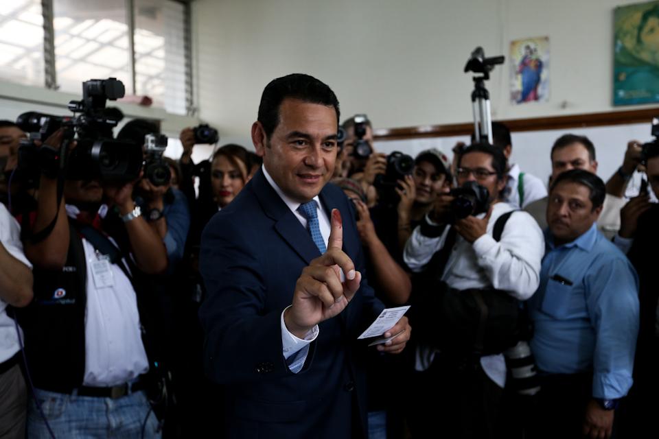Jimmy Morales candidato a la presidenc�a de Guatemala por el partido FCN Naci�n, emiti� su voto en el centro escolar Ave Mar�a, Mixco, Guatemala, en la JRV 2,743. Morales es uno de los candiatos mas votados por los guatemaltecos