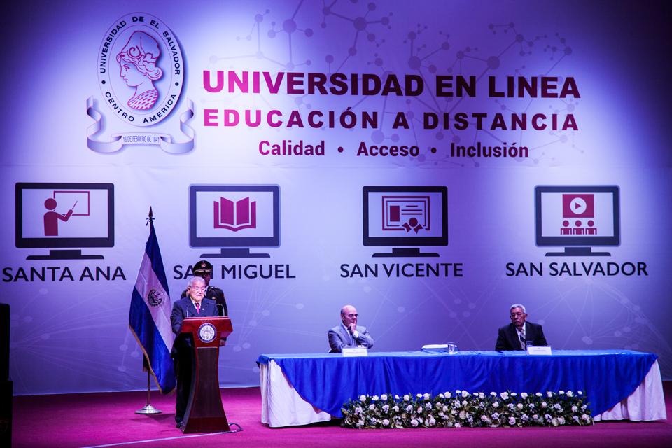 El presidente Salvador Sánchez Cerén lanzo de manera oficial la Universidad en Línea, para estudios superiores. 19 de enero, 2016. Foto: Victor Peña.