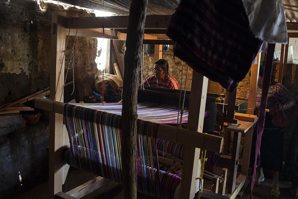 Francisca Chocoyo Choc, 60, weaves on a treadle loom at home. Photo: Simone Dalmasso/Plaza Pública