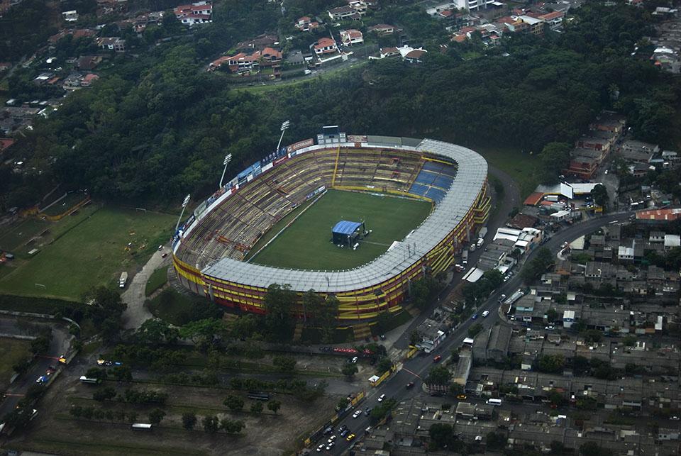 Imagen de archivo del Estadio Cuscatlán, la catedral del fútbol salvadoreño. Foto archivo El Faro.