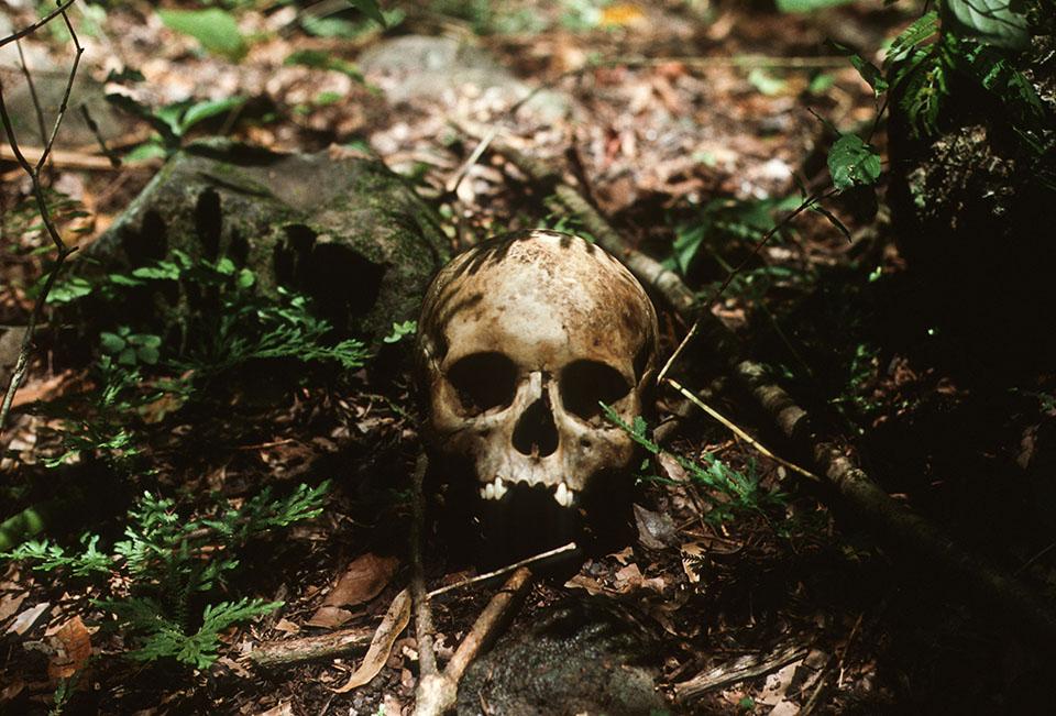 Esta foto de Giovanni Palazzo fue tomada en 1982, en el norte de Morazán. Los restos humanos son de posibles víctimas de la masacre de El Mozote, uno de los casos que puede ser juzgado tras la declaración de inconstitucionalidad de la Ley de Amnistía.