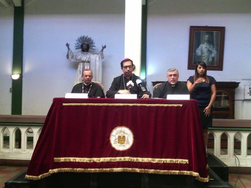 Conferencia de prensa dominical en catedral de San Salvador. 