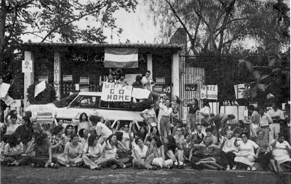 Demostración de un movimiento de derechas frente a la casa del embajador White. Imagen tomada de There´s a War Going on On, NACLA Report in the Americas , 14:4 (Julio-agosto, 1980).