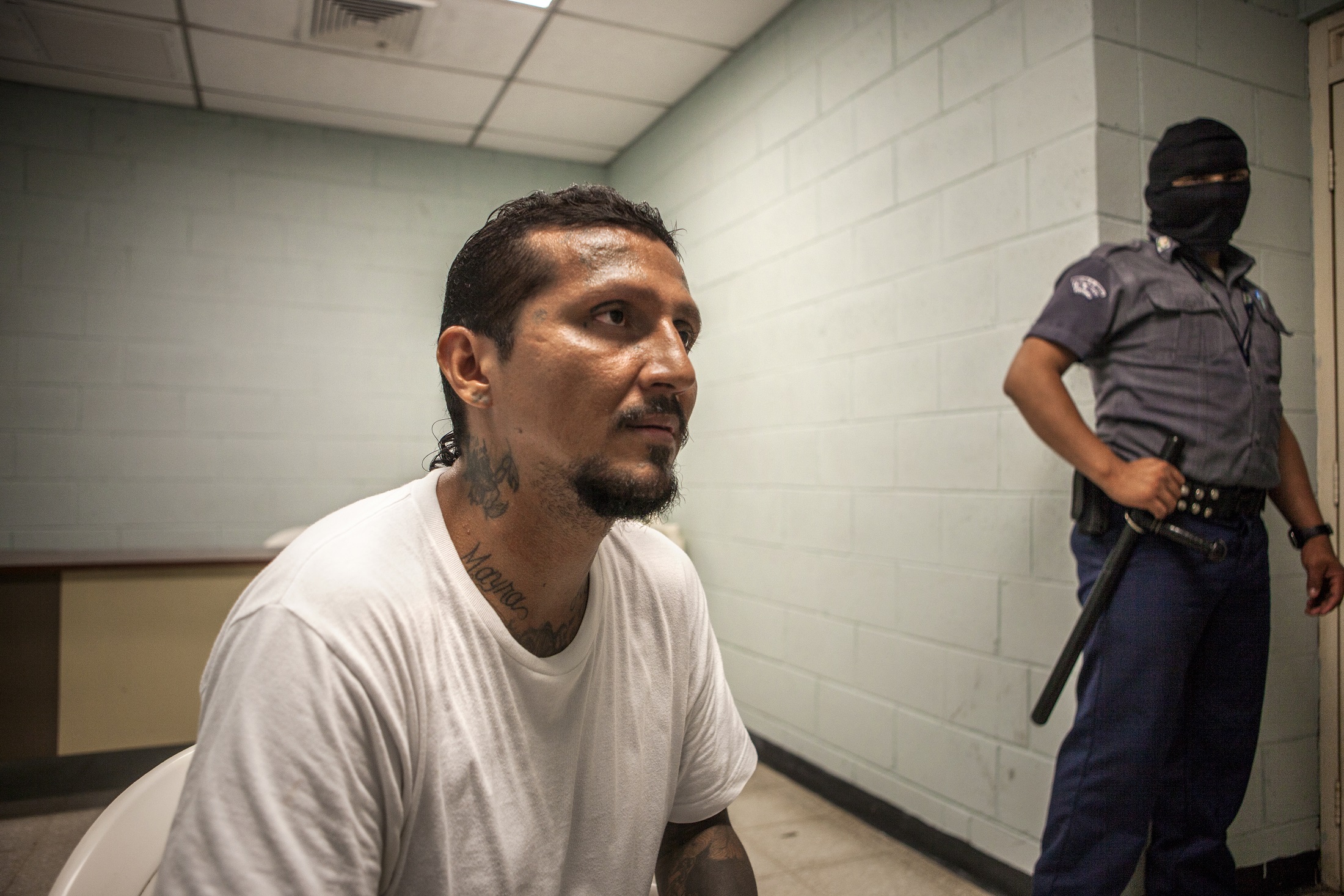 Gustavo Adolfo Morales, known as El Directo, in the Zacatecoluca Prison. Photo: Carlos Barrera for El Faro.